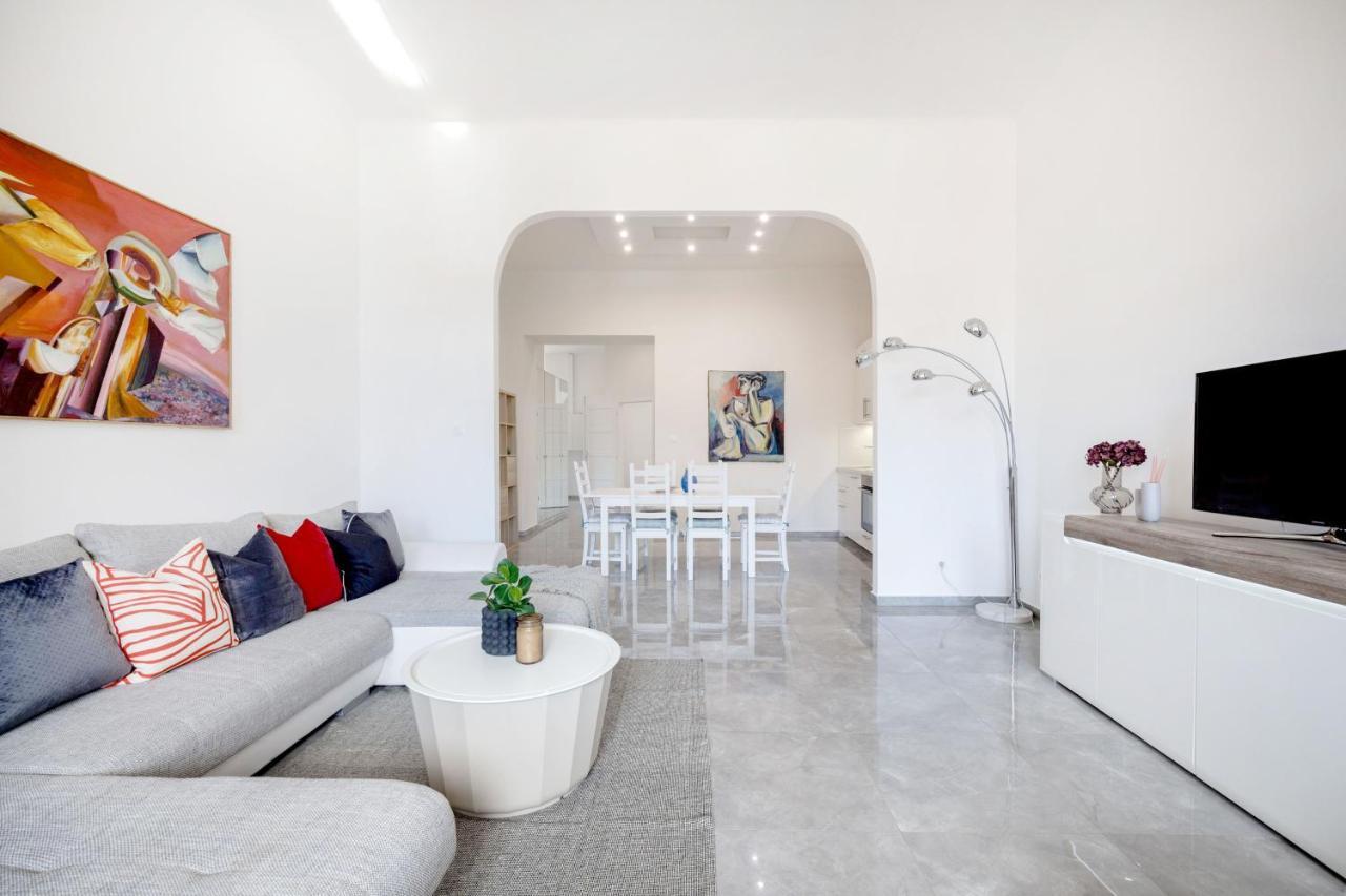 Skyline Serenity Retreat @Vaci Most Famous Street 부다페스트 외부 사진