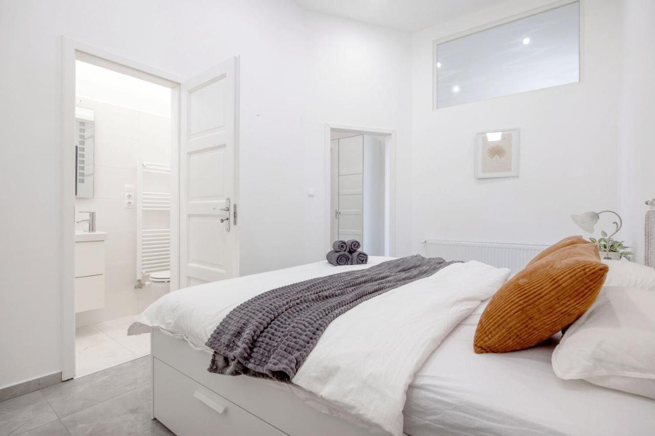 Skyline Serenity Retreat @Vaci Most Famous Street 부다페스트 외부 사진